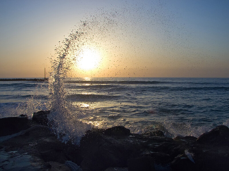 Видеть волны с берега. Морской Бриз Азовское море. Морской Прибой. Море сияющее солнце. Море Прибой солнце.